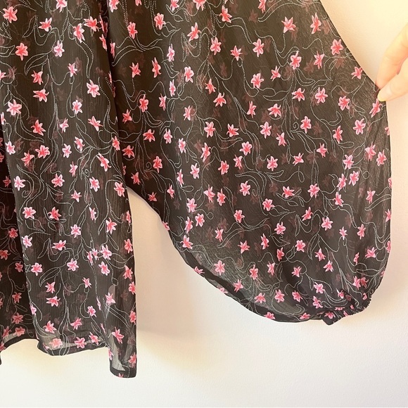 🏷️ 2/$20 Elizabeth and James Sheer Balloon Sleeve Micro Floral Blouse - Picture 6 of 9
